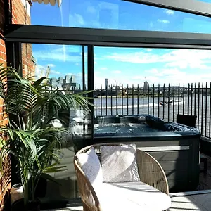 3 X Bedroom Riverside Flat With Hot Tub On Roof Terrace London